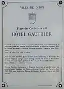 Plaque d'information trilingue (français, anglais et allemand).