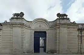 Portail d'entrée de l'hôtel rue Vauban.