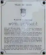 Plaque d'information trilingue (français, anglais, allemand).