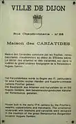 Plaque d'information trilingue (français, anglais, allemand).