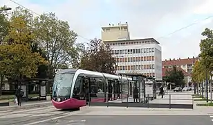 Vue de l'arrêt République du tram T2 avec un tram arrêté à destination de Valmy