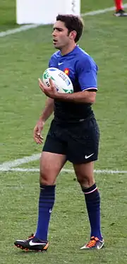 Dimitri Yachvili marchant avec le ballon dans les mains.