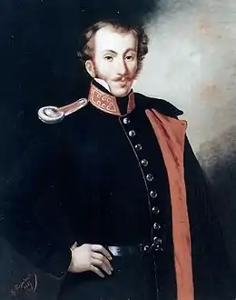 portrait d'homme moustachu en uniforme et manteau à revers rouge