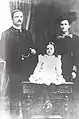 1902. Dina à l'âge de cinq ans, avec ses parents.