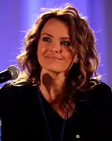 Dina Meyer dans le rôle de Nora Campbell