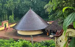 Le petit temple de Shiva à Kaviyoor. Xe siècle. Le sanctuaire circulaire, à gauche, ouvert aux 4 orients, est séparé du mandapa, sur plan carré, à droite.