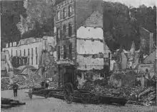 Une rue de Dinant photographiée en mars 1915. Seule une maison reste debout, toutes les autres sont effondrées