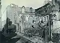 L'église Saint-Pierre totalement effondrée. Quelques arches et fenêtres gothiques ont échappé à la ruine.