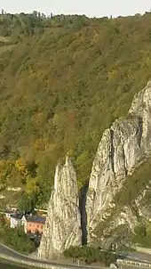 Photo en couleur du rocher Bayard de Dinant, l'un des toponymes liés à la légende les plus connus.