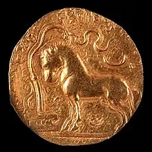 Pièce de Samudragupta avec un cheval d'Ashvamedha devant un poste sacrificiel yūpa, avec la légende "Le roi des rois, qui avait accompli le sacrifice d'Ashvamedha, gagne le ciel après avoir conquis la terre",.