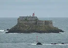 Fort de l’île Harbour à Dinard avec en arrière plan le haut du phare du Grand Jardin.