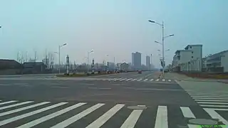 Route nouvelle surdimensionnée. Extension programmée de la ville sur la campagne résiduelle. Dingcheng, Changde, Hunan. 2014