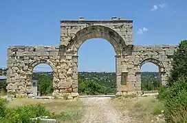 Porte romaine à trois arcades