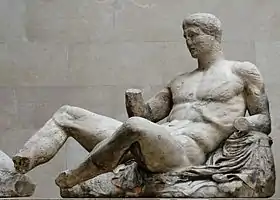 Dionysos allongé. L. en l'état 130 cm. Fronton Est du Parthénon, vers 447-433. British Museum.