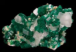 Dioptase avec calcite et minrecordite - Tsumeb, Namibie (5,5 × 4 cm)