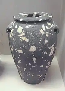 Vase. v. 3500Diorite,H. env. 30 cm.Field Museum