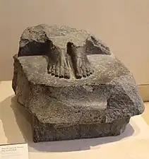 Base de statue brisée en diorite portant une inscription de Naram-Sin, commémorant la victoire sur le pays de Magan. Retrouvée à Suse. Musée du Louvre.
