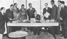 De gauche à droite autour de Balafrej : Iraqi, Jaïdi, El Kouhen, Smires, Benani, Ghallab, Snoussi, Filali, Boucetta