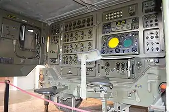 Une console du Radar de conduite de tir 63 Super Fledermaus (en).