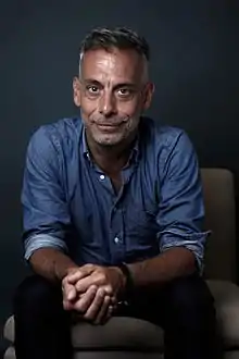 Joe Mantello dans le rôle de Gino Barelli.