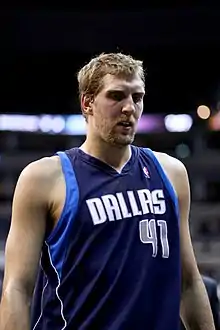 Dirk Nowitzki, 12 ans de présence chez les Mavericks de Dallas, prolonge 4 ans.