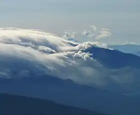 Sommet du Barú recouvert par des nuages.