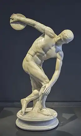 Sculpture d'un homme nu s'apprêtant à porter un disque ; sculpture d'un homme nu assis, la tête soutenue par le coude posé sur une jambe.