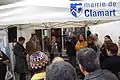 Discours de Geneviève Patte devant l'entrée de la bibliothèque