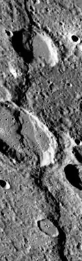 L'escarpement proéminent de Discovery Rupes photographié lors du premier survol du Mariner 10