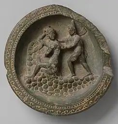 Apollon et Daphné. Schiste, D. 10,6 cm, H. 0,4 cm. MET