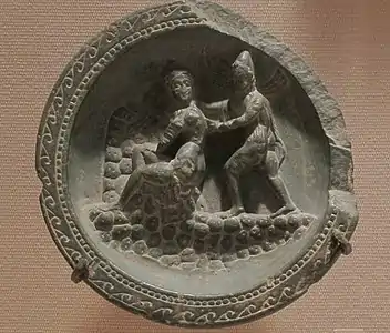 Palette à fard avec Apollon et Daphné. Schiste, d. 10,6 cm. Gandhara, v. Ier siècle av. J.-C. Metropolitan Museum of Art