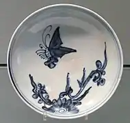 Plat, porcelaine à couverte épaisse et « trous de vers »,bleu sous couverte.vers 1620-1640(Musée Gardiner).