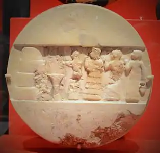 Le « disque d'Enheduanna », du nom de la princesse akkadienne, grande prêtresse du temple de Sîn à Ur qui y est représentée. V. 2300 av. J.-C., Penn Museum.