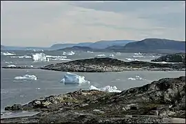 Littoral bordé par la baie de Disko.