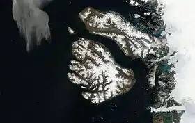 Image satellite de l'île de Disko avec la mer de Baffin à gauche, la baie de Disko en bas et le reste du Groenland à droite.