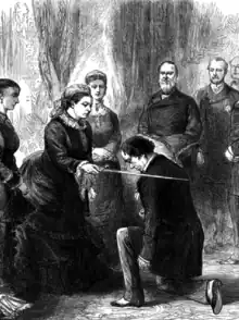 Dessin de la reine Victoria posant une épée sur l'épaule de Disraeli un genou à terre devant plusieurs témoins.