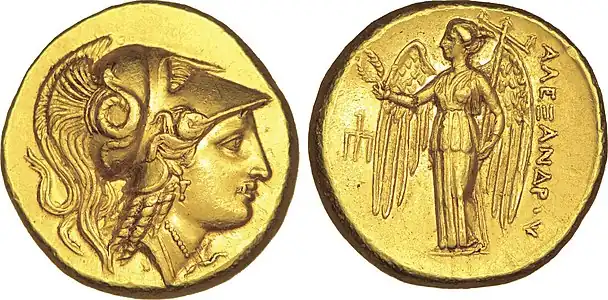 Distatère d'or d'Alexandre le Grand représentant à droite Niké. Au droit, tête casquée d'Athéna à gauche, coiffée du casque corinthien à aigrette, orné d'un serpent. Macédoine, Amphipolis.