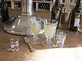 Verres et cuillères à absinthe.