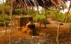 Fourneau et cuve de refroidissement d'un alambic pour la distillation du moût (Inde)