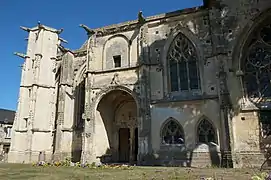 Façade sud-ouest de l'édifice centrée sur le portail