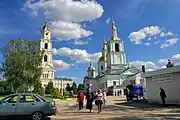 Clocher du monastère (à gauche) et l'église Notre-Dame-de-Kazan (à droite).