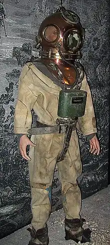 Le casque scaphandre Dräger DM20 est un modèle de recycleur datant de 1915. Cet exemplaire a été fabriqué en 1936 et se trouve exposé au musée Océanopolis, à Brest.