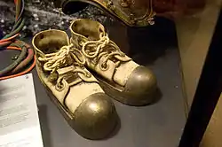 Anciennes chaussures lestées pour déambuler sur le fond marin (musée Sjøfart, en Norvège).