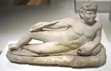 Statuette de faune couché en marbre