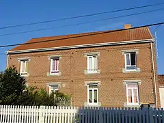 Des habitations groupées par quatre.