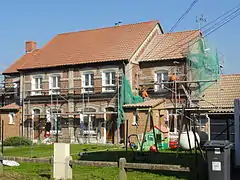 Habitations en cours de rénovation.