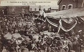 Les cercueils exposés dans la cour le jour des funérailles.