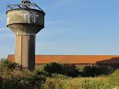 Le château d'eau et d'anciens bâtiments.