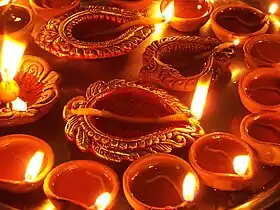 Les lampes dip (ou diya), allumées en l'honneur du retour de Rama à Ayodhya, et qui ont donné leur nom à Dipavali.