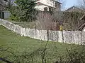 Une clôture en lauzes à Dizimieu (Isère).